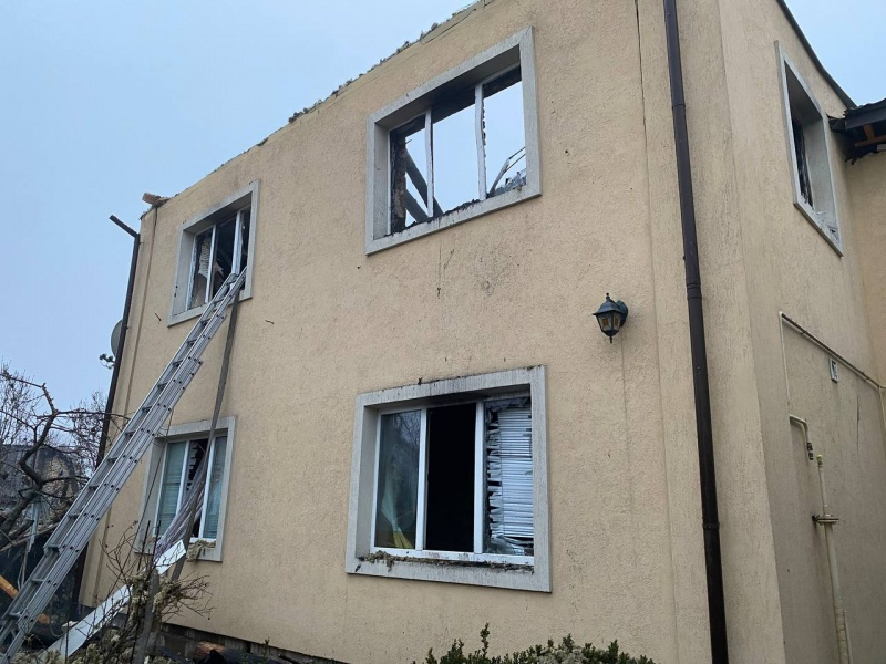 Пожежа в багатоповерхівці в Глевасі, вирва під Львовом: все про наслідки нальоту "Шахедів"