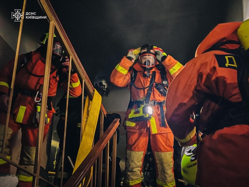 Пожежа в багатоповерхівці в Глевасі, вирва під Львовом: все про наслідки нальоту "Шахедів"