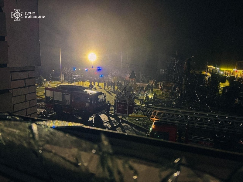 Пожежа в багатоповерхівці в Глевасі, вирва під Львовом: все про наслідки нальоту "Шахедів"