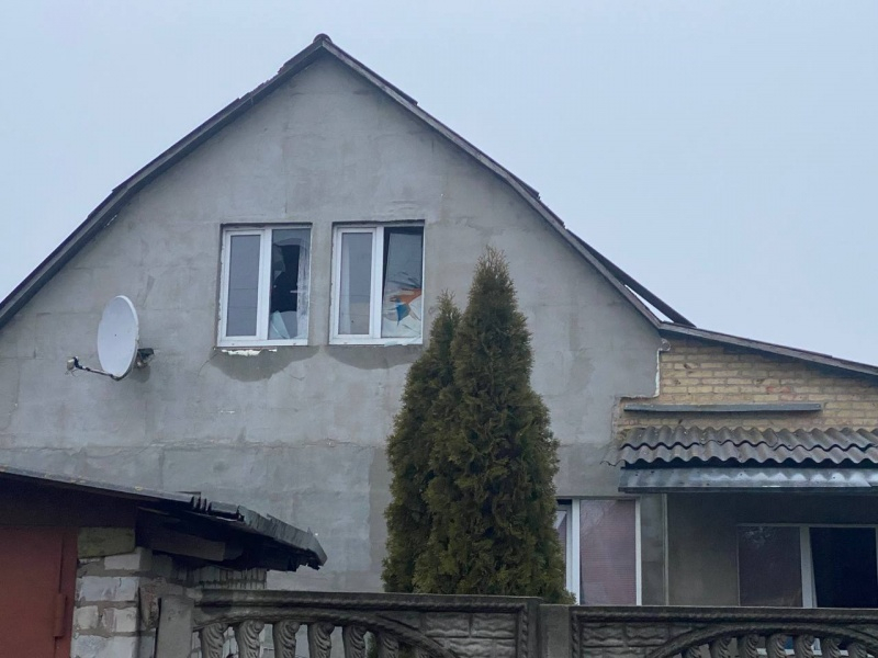 Пожежа в багатоповерхівці в Глевасі, вирва під Львовом: все про наслідки нальоту "Шахедів"