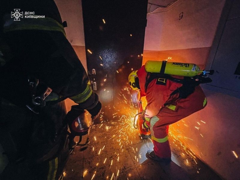 Пожежа в багатоповерхівці в Глевасі, вирва під Львовом: все про наслідки нальоту "Шахедів"