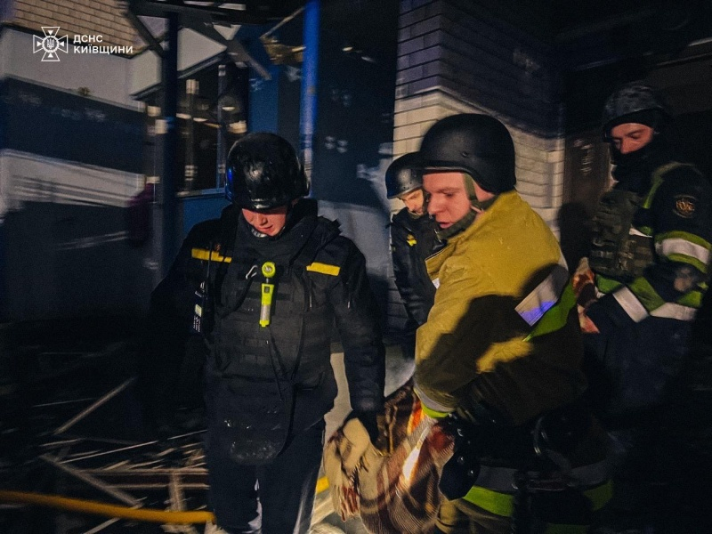 Пожежа в багатоповерхівці в Глевасі, вирва під Львовом: все про наслідки нальоту "Шахедів"