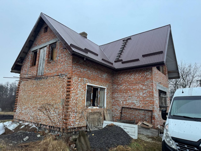 Пожежа в багатоповерхівці в Глевасі, вирва під Львовом: все про наслідки нальоту "Шахедів"