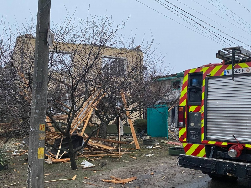 Пожежа в багатоповерхівці в Глевасі, вирва під Львовом: все про наслідки нальоту "Шахедів"