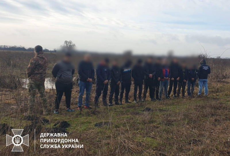Прикординники зі стріляниною затримали 12 ухилянтів біля кордону з Угорщиною (фото) 3 Прикординники зі стріляниною затримали 12 ухилянтів біля кордону з Угорщиною (фото)