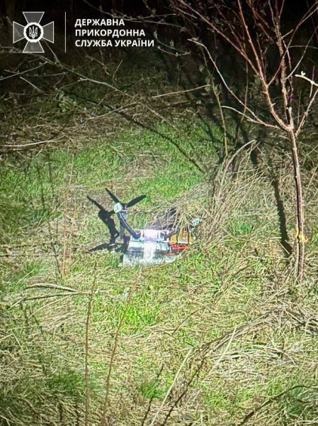 Прикордонники "посадили" FPV-дрон, який росіяни спрямували на Миколаївську область 1 Прикордонники "посадили" FPV-дрон, який росіяни спрямували на Миколаївську область
