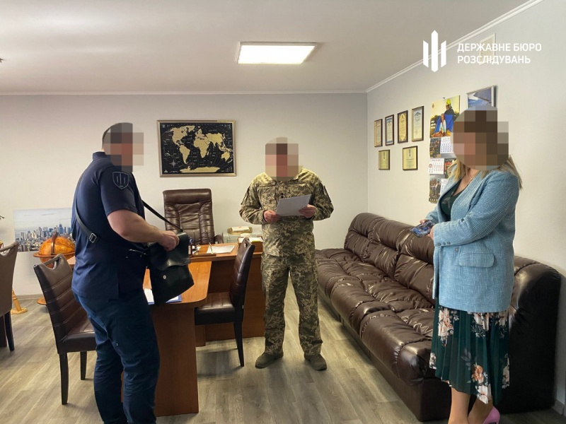 Привласнив 10 млн гривень, які виділили на оборону. Викрито військового посадовця