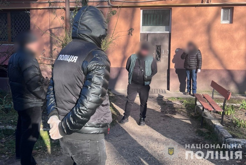 "Путівка" до Європи за 7 тисяч доларів. Поліція викрила схему виїзду чоловіків за кордону