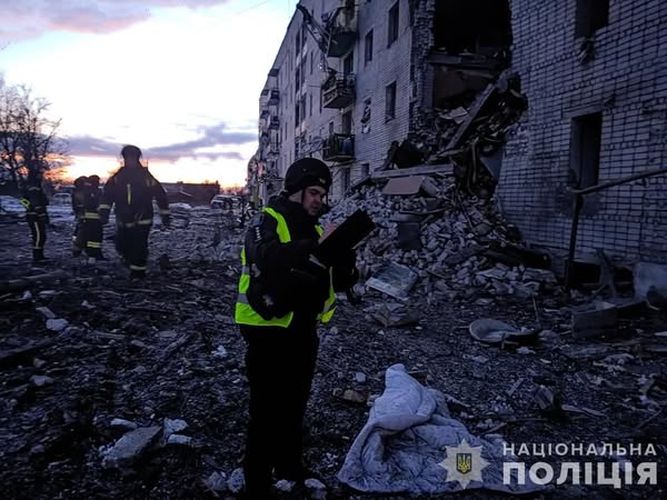 РФ скинула бомбу на багатоповерхівку у Сумській області: під завалами можуть бути люди 4 РФ скинула бомбу на багатоповерхівку у Сумській області: під завалами можуть бути люди