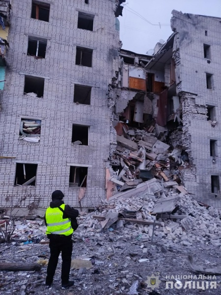 РФ скинула бомбу на багатоповерхівку у Сумській області: під завалами можуть бути люди 2 РФ скинула бомбу на багатоповерхівку у Сумській області: під завалами можуть бути люди
