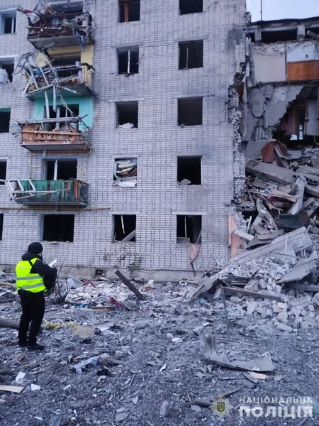 РФ скинула бомбу на багатоповерхівку у Сумській області: під завалами можуть бути люди 3 РФ скинула бомбу на багатоповерхівку у Сумській області: під завалами можуть бути люди