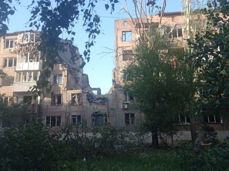 Росармія скинула КАБи на багатоповерхівки у Торецьку, є загиблі та поранені 1 Росармія скинула КАБи на багатоповерхівки у Торецьку, є загиблі та поранені