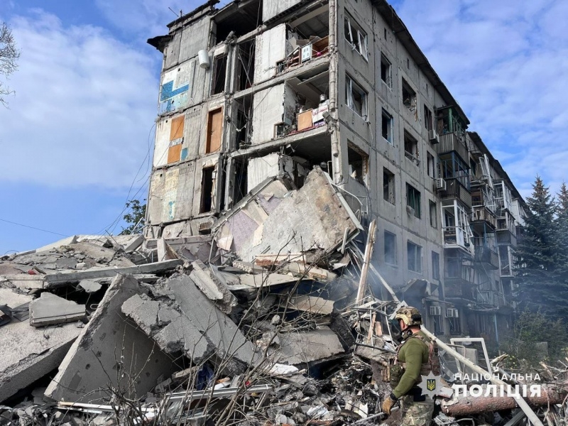 Росіяни бомбою зруйнували п'ятиповерхівку в Авдіївці, під завалами може бути чоловік 2 Росіяни бомбою зруйнували п'ятиповерхівку в Авдіївці, під завалами може бути чоловік