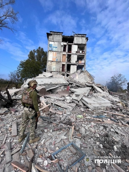 Росіяни бомбою зруйнували п'ятиповерхівку в Авдіївці, під завалами може бути чоловік 4 Росіяни бомбою зруйнували п'ятиповерхівку в Авдіївці, під завалами може бути чоловік