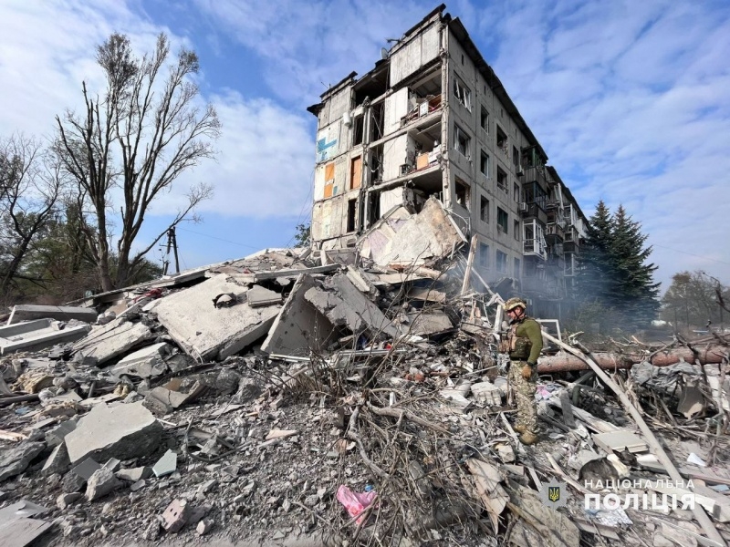 Росіяни бомбою зруйнували п'ятиповерхівку в Авдіївці, під завалами може бути чоловік 1 Росіяни бомбою зруйнували п'ятиповерхівку в Авдіївці, під завалами може бути чоловік
