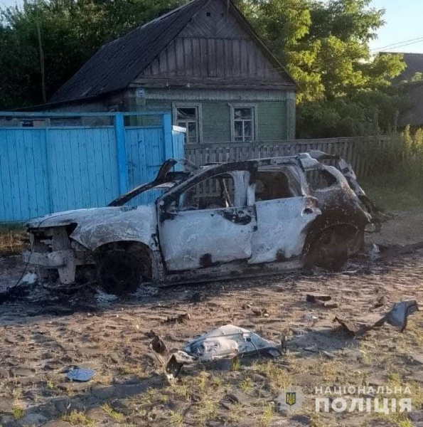Росіяни дроном атакували авто поліцейських у Сумській області: є поранений (фото) 2 Росіяни дроном атакували авто поліцейських у Сумській області: є поранений (фото)