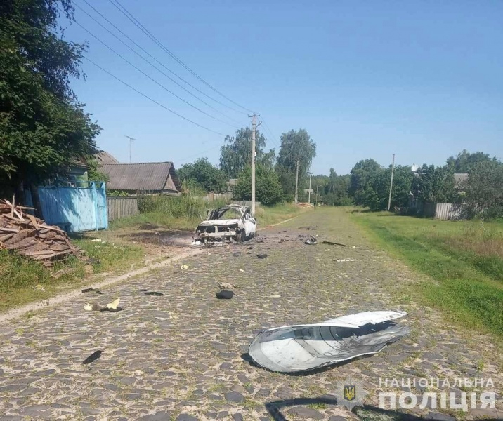 Росіяни дроном атакували авто поліцейських у Сумській області: є поранений (фото) 1 Росіяни дроном атакували авто поліцейських у Сумській області: є поранений (фото)