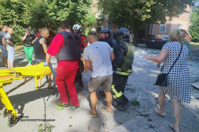 Росіяни обстріляли дві багатоповерхівки в Нікополі: восьмеро постраждалих