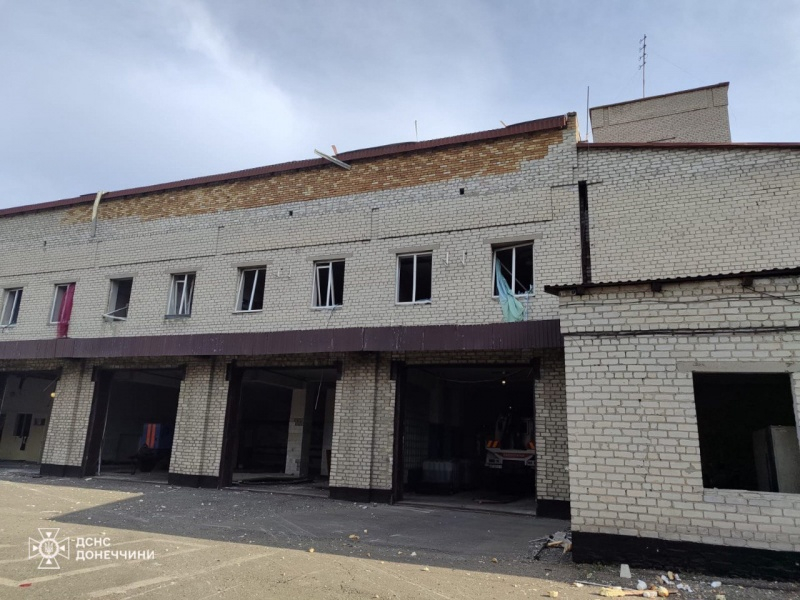 Росіяни обстріляли пожежну частину у Покровську (фото)