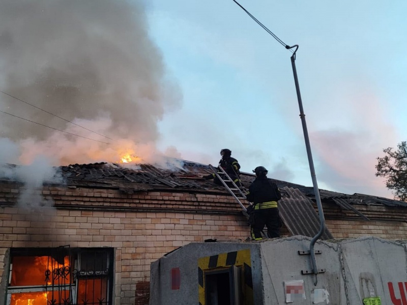 Росіяни вдарили по пошті в Донецькій області: є загиблі та поранений (фото) 2 Росіяни вдарили по пошті в Донецькій області: є загиблі та поранений (фото)