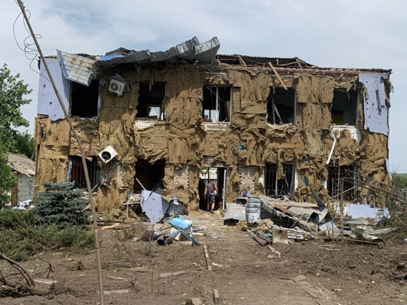 Росіяни вдарили по сільраді під Волновахою: є загибла та поранені