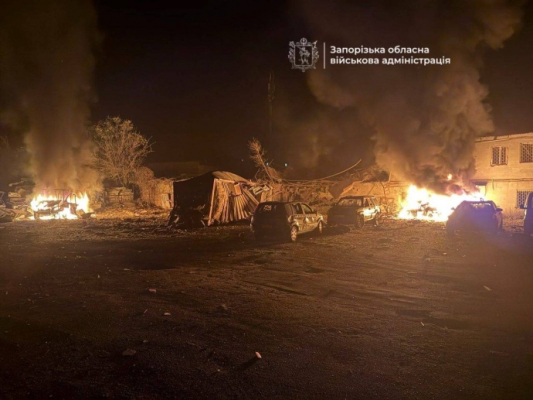 Россия обстреляла объекты гражданской инфраструктуры в Запорожье: уничтожены автомобили, бушуют пожары 
