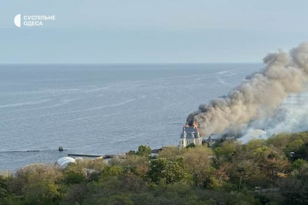 Россия ударила по Одессе: двое погибших и восемь раненых, горит ''дворец студентов'' 1 Россия ударила по Одессе: двое погибших и восемь раненых, горит ''дворец студентов''
