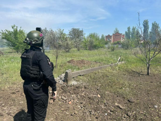 Россияне днем сбросили авиабомбы на Александро-Калиново в Донецкой области: убили 2-х женщин 2 Россияне днем сбросили авиабомбы на Александро-Калиново в Донецкой области: убили 2-х женщин