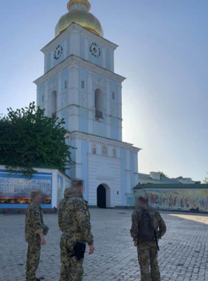 СБУ проводит мероприятия по безопасности в Киеве: в центре проверяют документы и осматривают машины 2 СБУ проводит мероприятия по безопасности в Киеве: в центре проверяют документы и осматривают машины