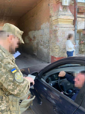 СБУ проводит мероприятия по безопасности в Киеве: в центре проверяют документы и осматривают машины 3 СБУ проводит мероприятия по безопасности в Киеве: в центре проверяют документы и осматривают машины