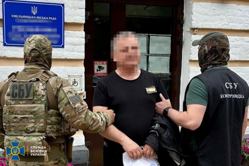 СБУ затримала чиновника Хмельницької міськради, який працював на ФСБ 1 СБУ затримала чиновника Хмельницької міськради, який працював на ФСБ