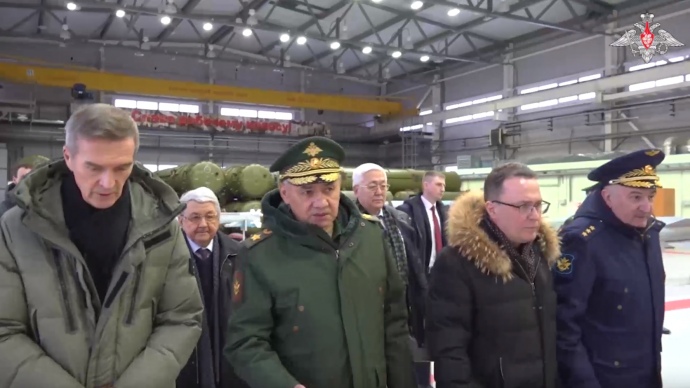 Шойгу проведал ракеты Путина на заводе: хочет увеличить дальность  