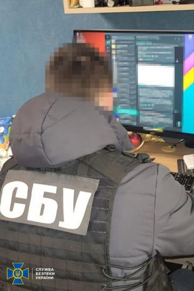 Шпигував за військовими літаками ЗСУ: правоохоронці затримали агента РФ