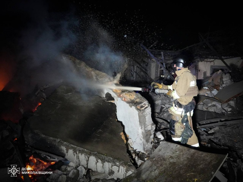 Сильні пожежі та знищені будинки: з'явилися кадри наслідків удару по Миколаєву
