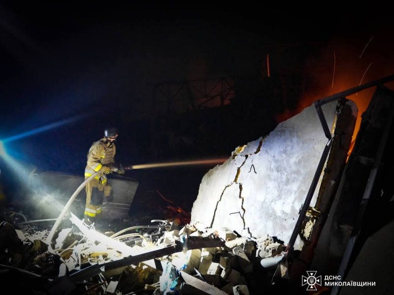 Сильні пожежі та знищені будинки: з'явилися кадри наслідків удару по Миколаєву