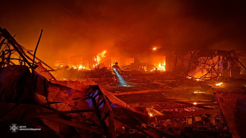 Сильні пожежі та знищені будинки: з'явилися кадри наслідків удару по Миколаєву