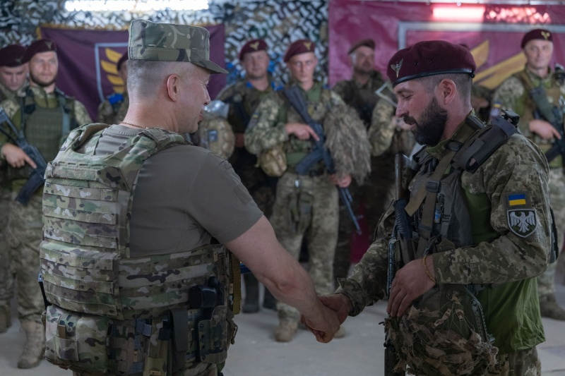 Сирський нагородив десантників, які беруть участь в курській операції