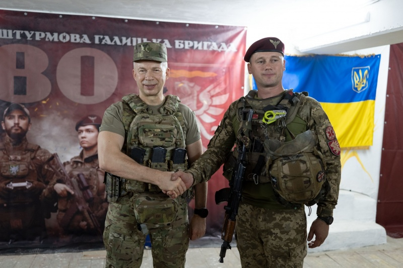 Сирський нагородив десантників, які беруть участь в курській операції