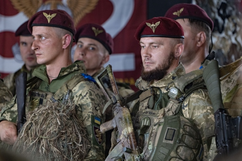 Сирський нагородив десантників, які беруть участь в курській операції