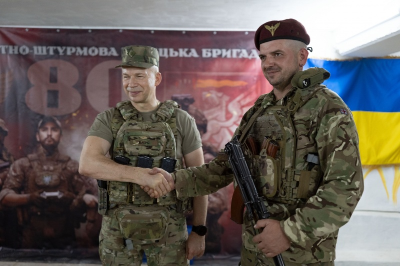 Сирський нагородив десантників, які беруть участь в курській операції