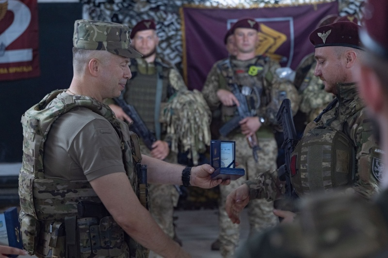 Сирський нагородив десантників, які беруть участь в курській операції