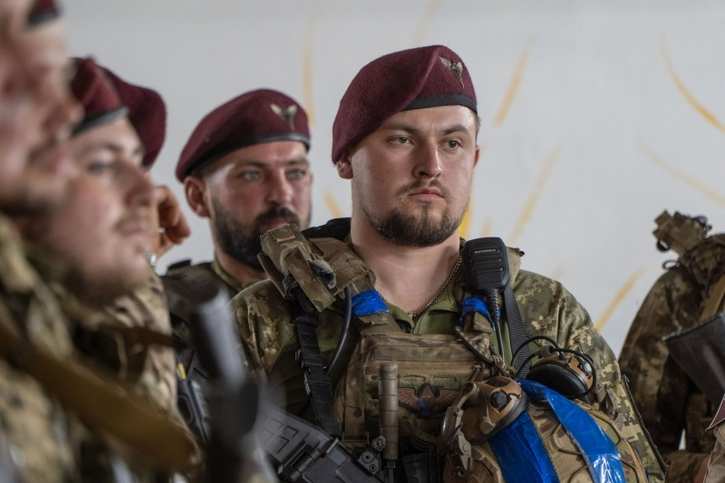Сирський нагородив десантників, які беруть участь в курській операції