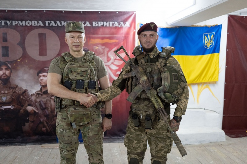Сирський нагородив десантників, які беруть участь в курській операції