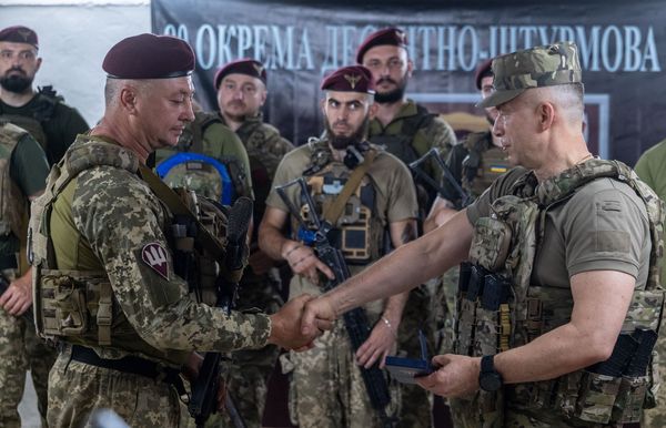 Сирський нагородив десантників, які беруть участь в курській операції