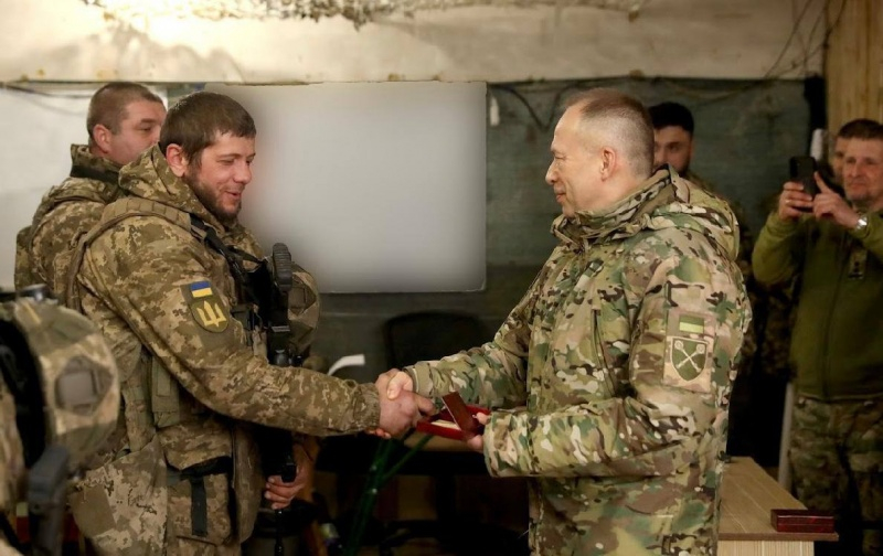Сирський приїхав до військових на Курський напрямок 2 Сирський приїхав до військових на Курський напрямок