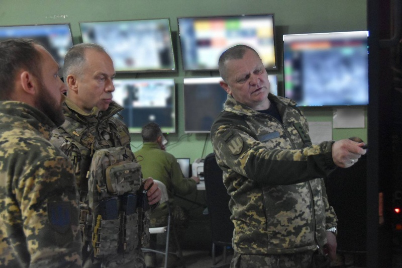 Сирський провів роботу на Бахмутському та Сіверському напрямках і доповів про обстановку 3 Сирський провів роботу на Бахмутському та Сіверському напрямках і доповів про обстановку