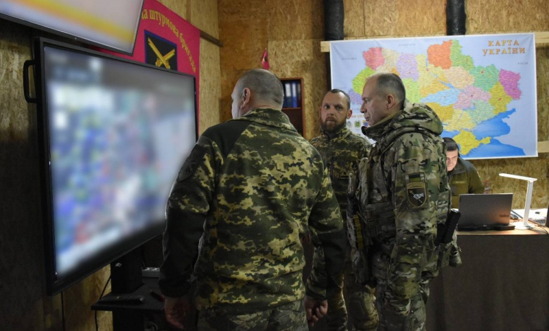 Сирський провів роботу на Бахмутському та Сіверському напрямках і доповів про обстановку 1 Сирський провів роботу на Бахмутському та Сіверському напрямках і доповів про обстановку