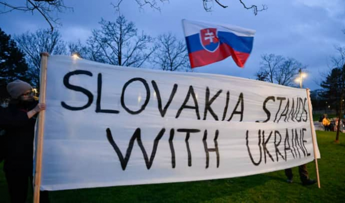 СМИ: Несколько тысяч человек в Словакии вышли на митинг против правительства и в поддержку Украины 3 СМИ: Несколько тысяч человек в Словакии вышли на митинг против правительства и в поддержку Украины