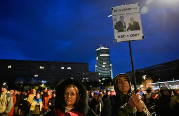 СМИ: Несколько тысяч человек в Словакии вышли на митинг против правительства и в поддержку Украины 2 СМИ: Несколько тысяч человек в Словакии вышли на митинг против правительства и в поддержку Украины