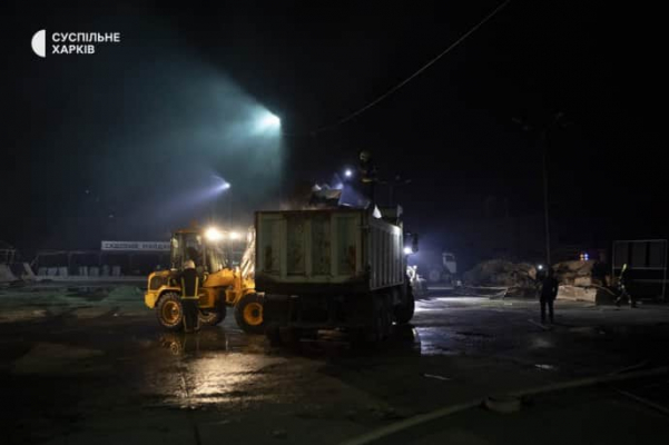 СМИ показали ночной разбор завалов в уничтоженном россиянами ''Эпицентре'' в Харькове 2 СМИ показали ночной разбор завалов в уничтоженном россиянами ''Эпицентре'' в Харькове